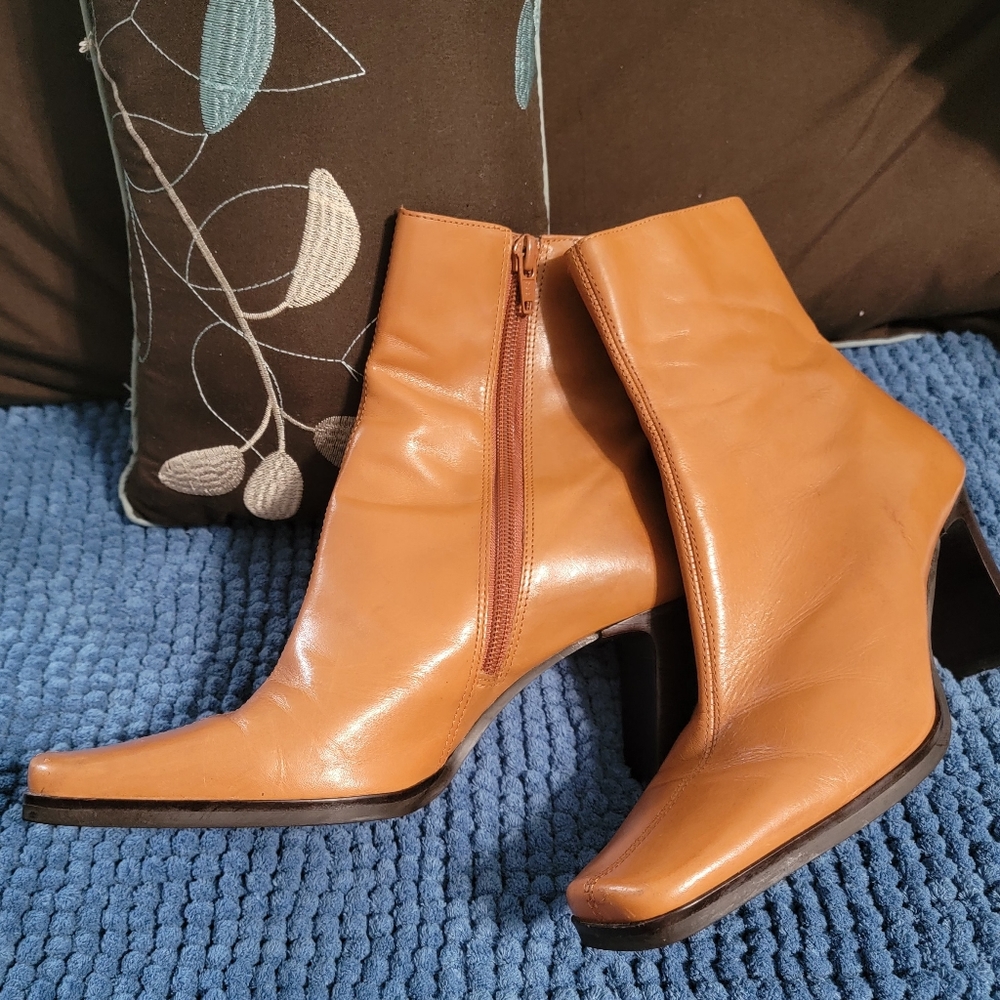 Boots - Picture 4 of 10